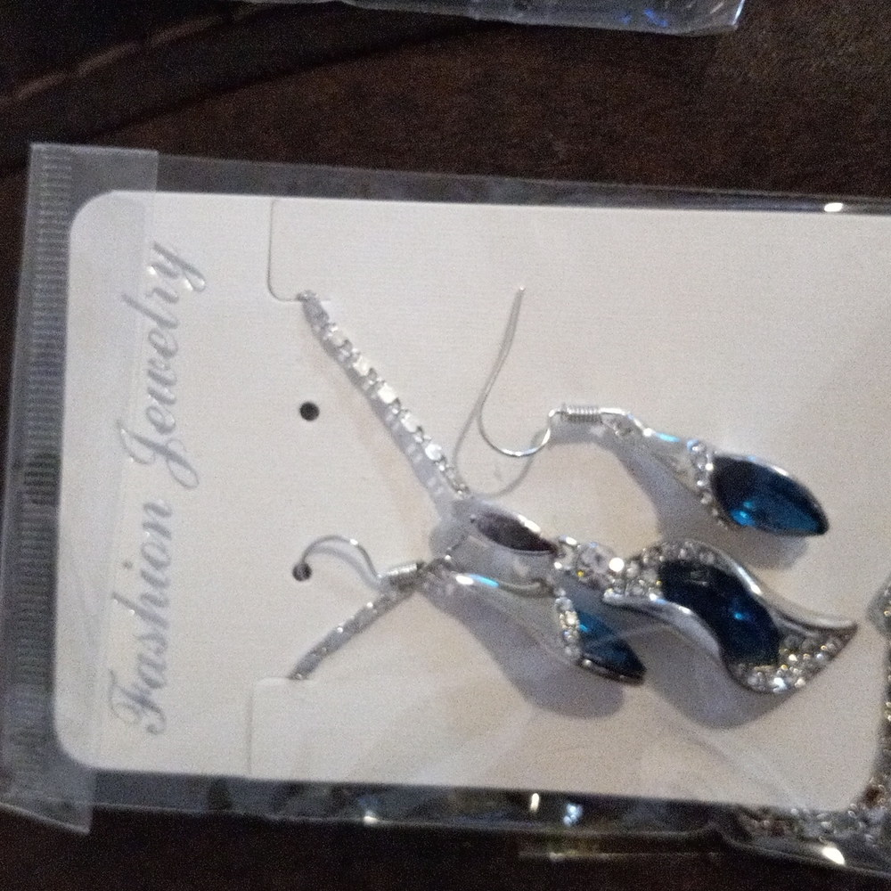 Pendant necklace and earrings